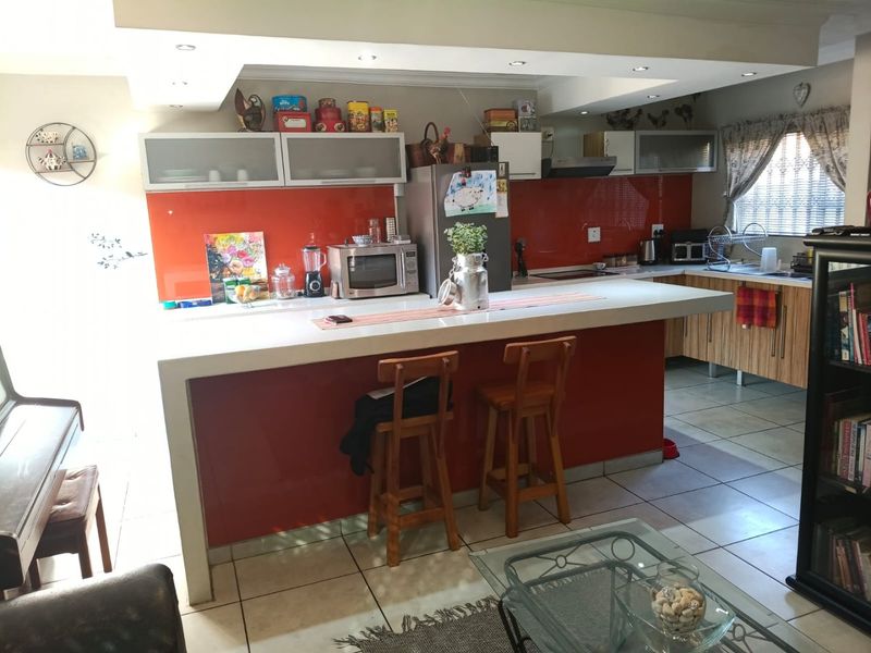 Modern 2 - Bedroom Duplex for sale in Dorandia!!! - Photo 4
