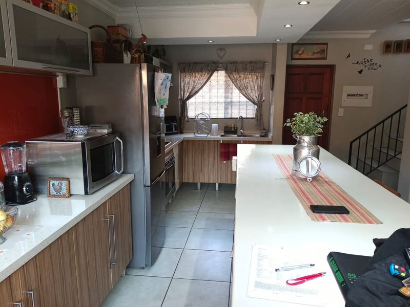 Modern 2 - Bedroom Duplex for sale in Dorandia!!! - Photo 6