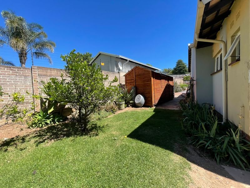 Charming 3-Bedroom Family Home with Pool in Weltevreden Park - Photo 5