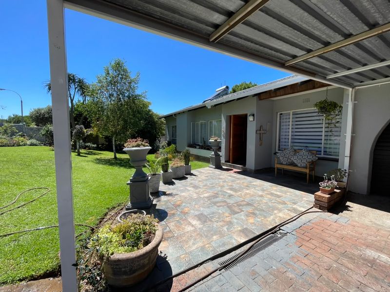 Charming 3-Bedroom Family Home with Pool in Weltevreden Park - Photo 2