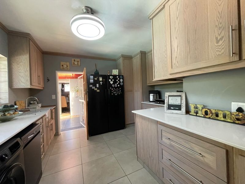 Charming 3-Bedroom Family Home with Pool in Weltevreden Park - Photo 10