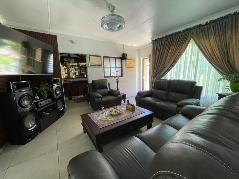 Charming 3-Bedroom Family Home with Pool in Weltevreden Park - Photo 8