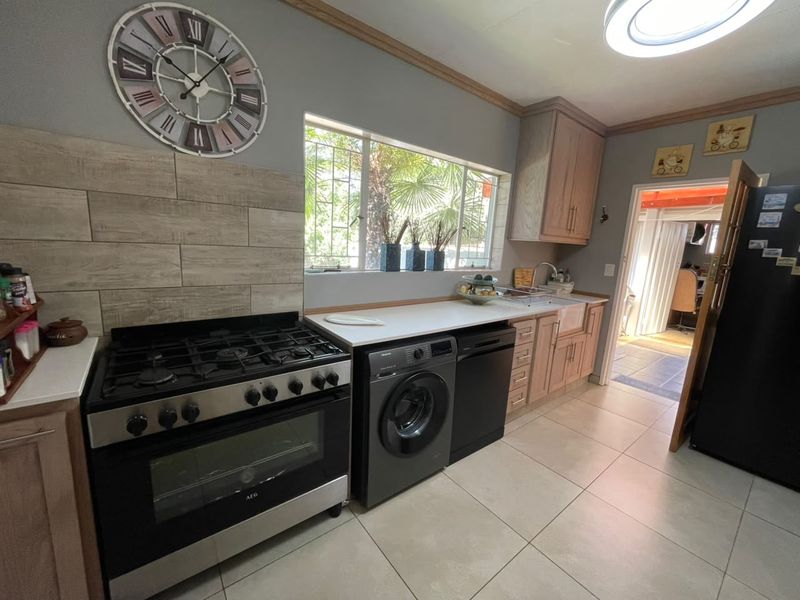Charming 3-Bedroom Family Home with Pool in Weltevreden Park - Photo 9