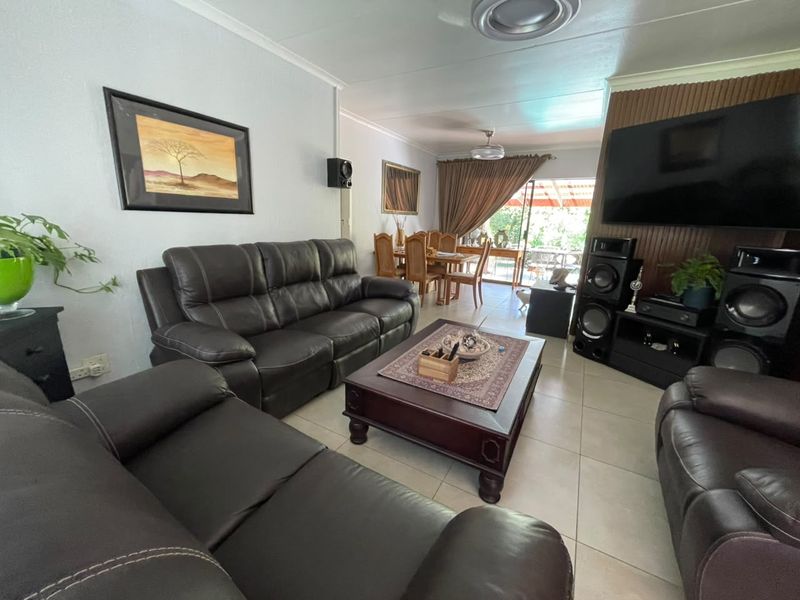 Charming 3-Bedroom Family Home with Pool in Weltevreden Park - Photo 7