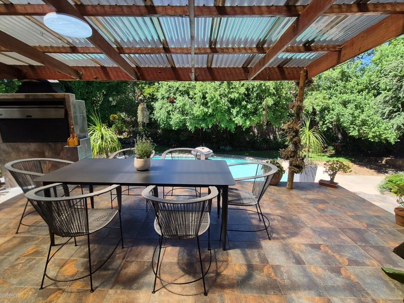 Charming 3-Bedroom Family Home with Pool & Fairytale Garden - Photo 3