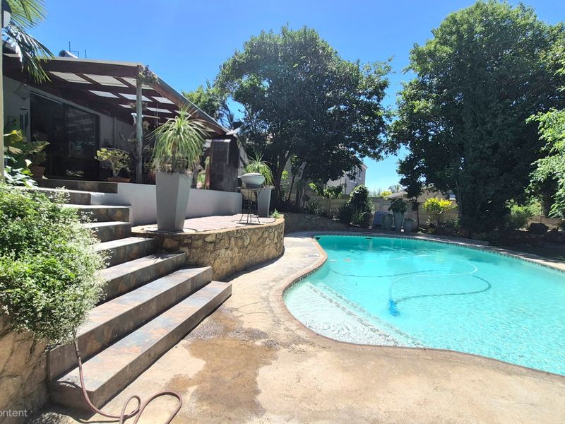 Charming 3-Bedroom Family Home with Pool & Fairytale Garden - Photo 2
