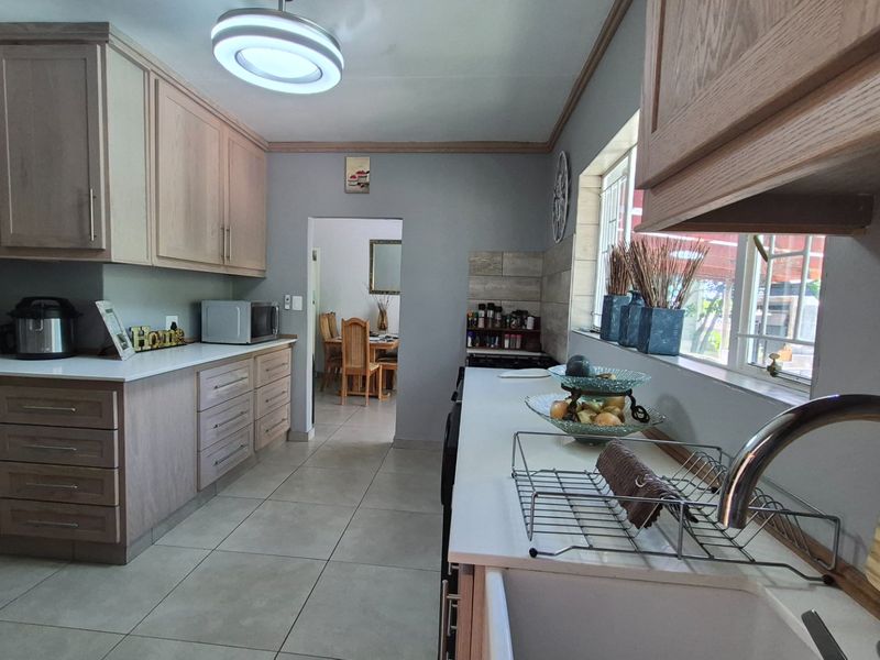 Charming 3-Bedroom Family Home with Pool & Fairytale Garden - Photo 5