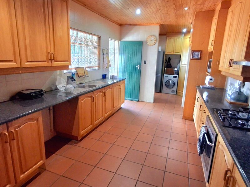 Spacious Family Home with 2-Bedroom Flatlet, Pool & Solar Power  - Photo 2