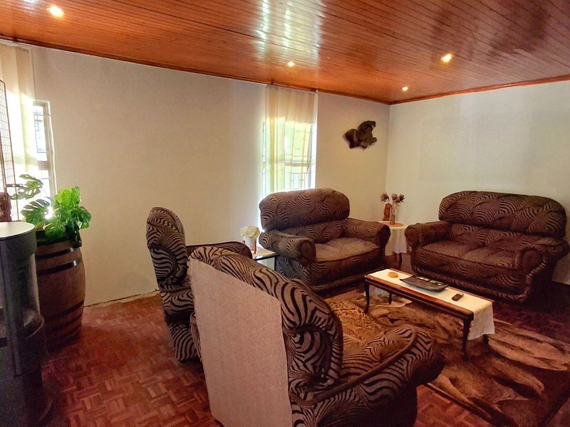 Spacious Family Home with 2-Bedroom Flatlet, Pool & Solar Power  - Photo 9