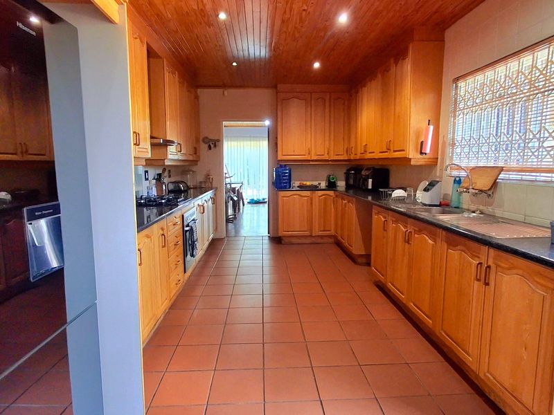 Spacious Family Home with 2-Bedroom Flatlet, Pool & Solar Power  - Photo 6