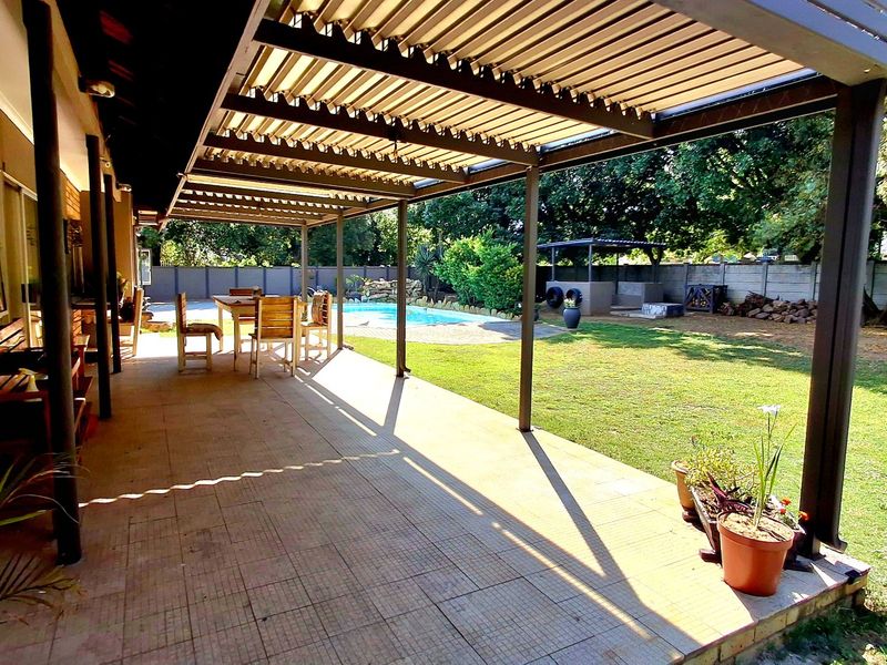 Spacious Family Home with 2-Bedroom Flatlet, Pool & Solar Power  - Photo 4