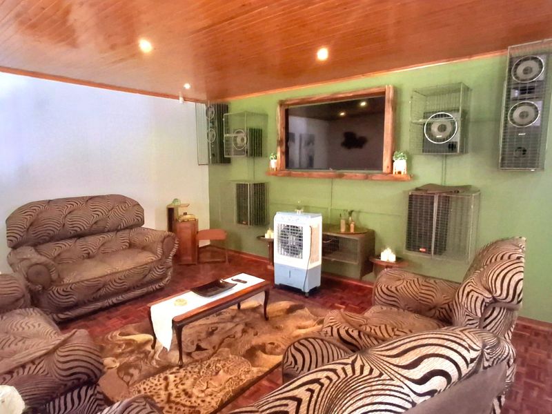 Spacious Family Home with 2-Bedroom Flatlet, Pool & Solar Power  - Photo 3