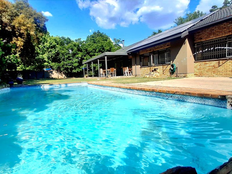 Spacious Family Home with 2-Bedroom Flatlet, Pool & Solar Power  - Photo 5