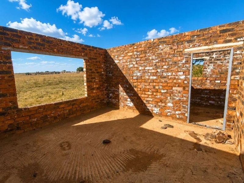 SOLE & EXCLUSIVE MANDATE, Five Bedrooms + 5 Ensuite Bathrooms, Massive Bargain @ R999,950! 10 Chicken Coops + Over 300 Hectares Free Grazing  - Photo 4