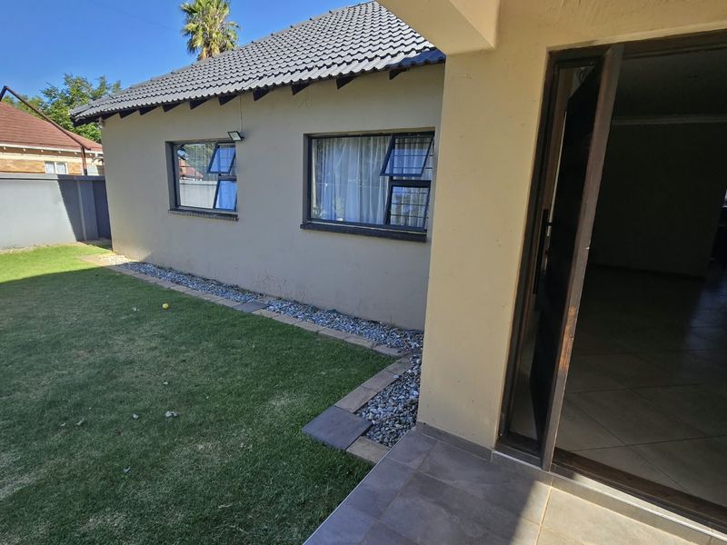 Fantastic new listing! Modern, comfortable, spacious family home with many extras. - Photo 2