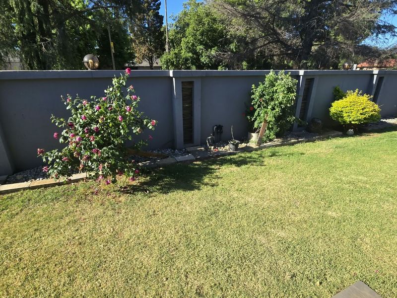Fantastic new listing! Modern, comfortable, spacious family home with many extras. - Photo 3