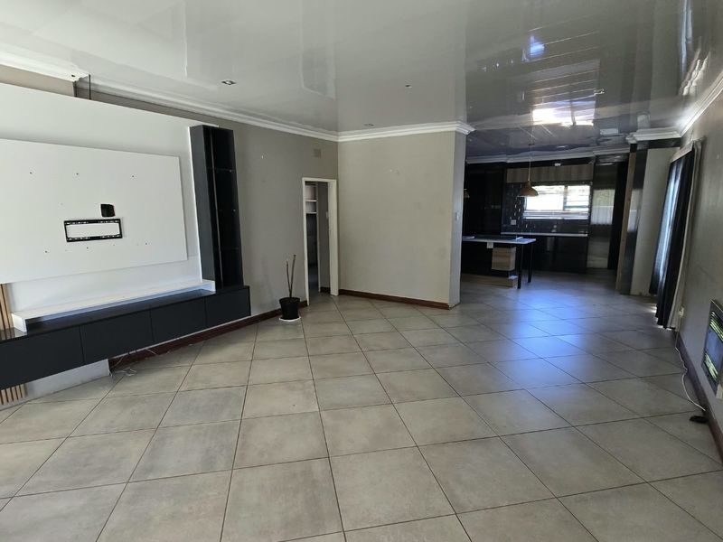 Fantastic new listing! Modern, comfortable, spacious family home with many extras. - Photo 4