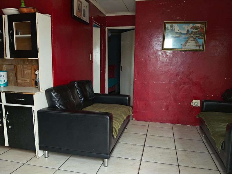 FREESTANDING 2-BEDROOM HOME IN OUR PRIDE, EERSTERIVIER – A CASH BUYER'S OPPORTUNITY! - Photo 8