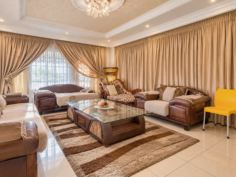 Three-Bedroom House in Steel Park with Fenced Swimming Pool - Photo 3