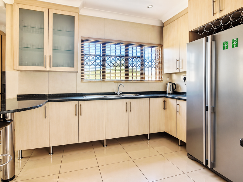 Three-Bedroom House in Steel Park with Fenced Swimming Pool - Photo 4