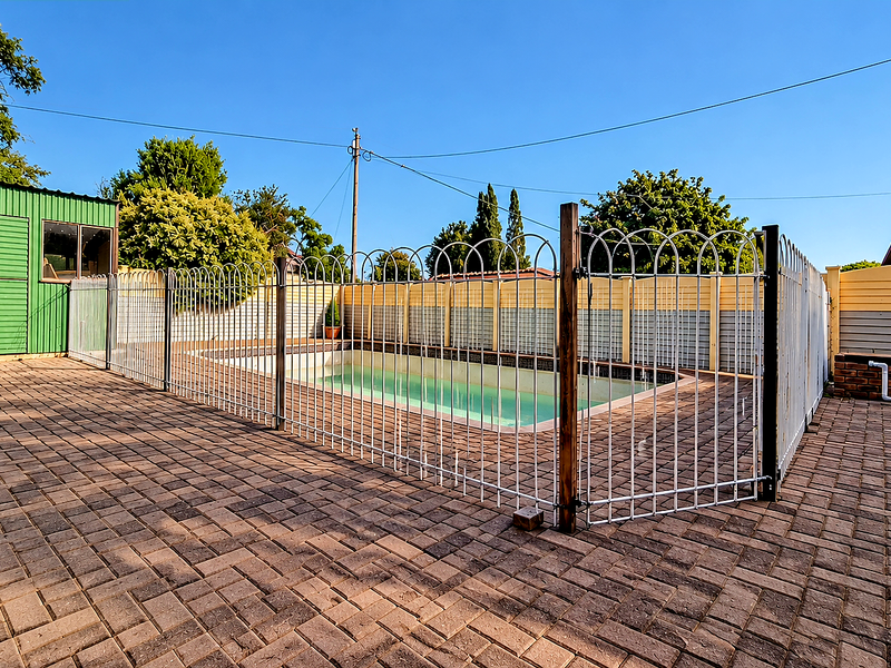 Three-Bedroom House in Steel Park with Fenced Swimming Pool - Photo 2