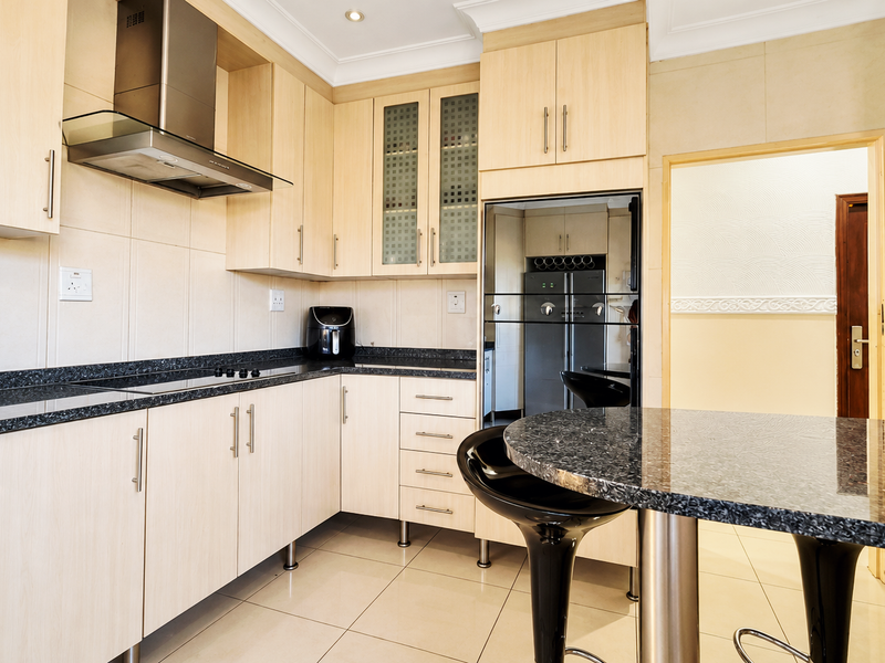 Three-Bedroom House in Steel Park with Fenced Swimming Pool - Photo 5