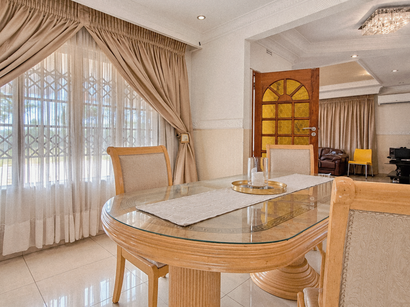 Three-Bedroom House in Steel Park with Fenced Swimming Pool - Photo 8