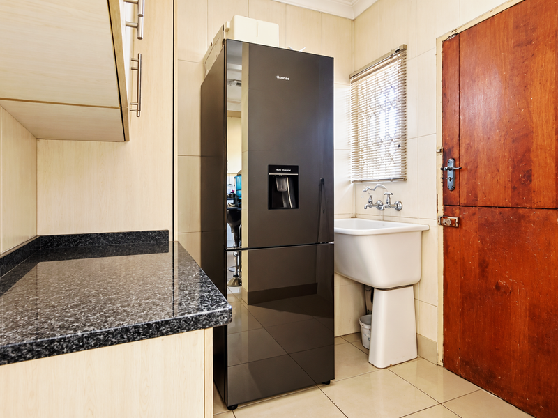 Three-Bedroom House in Steel Park with Fenced Swimming Pool - Photo 7