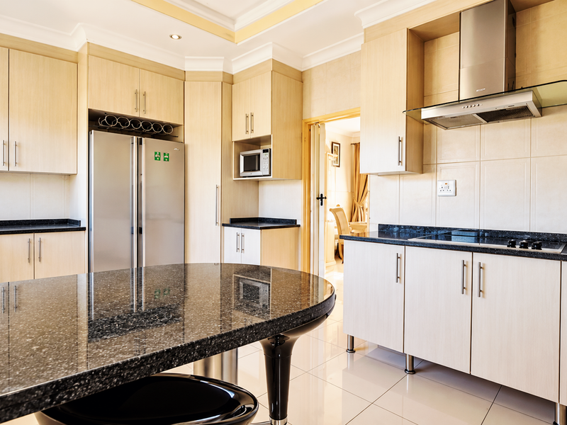 Three-Bedroom House in Steel Park with Fenced Swimming Pool - Photo 6