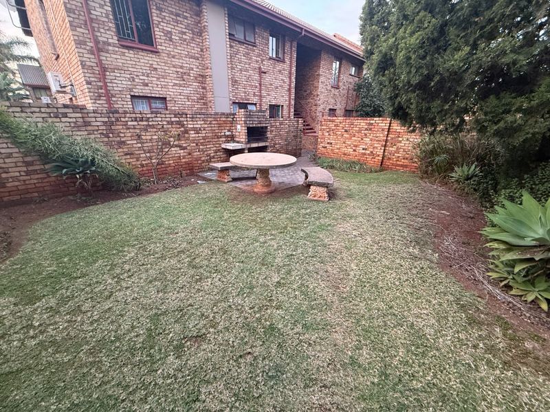 First Floor Apartment with Garden! - Photo 5