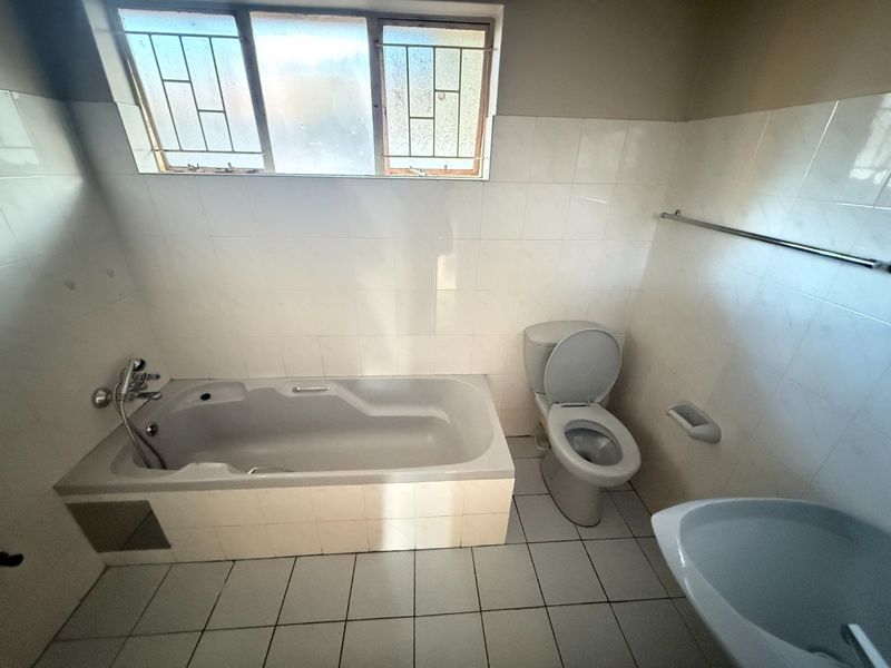 First Floor Apartment with Garden! - Photo 9