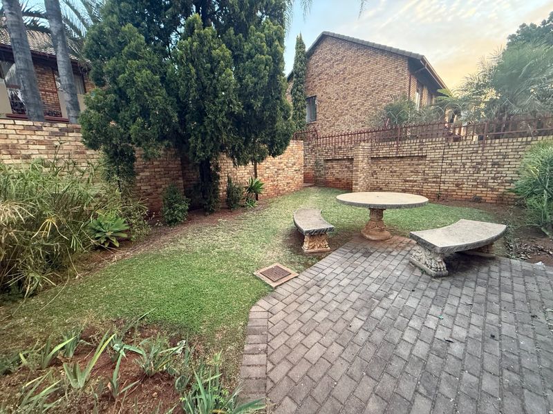 First Floor Apartment with Garden! - Photo 6