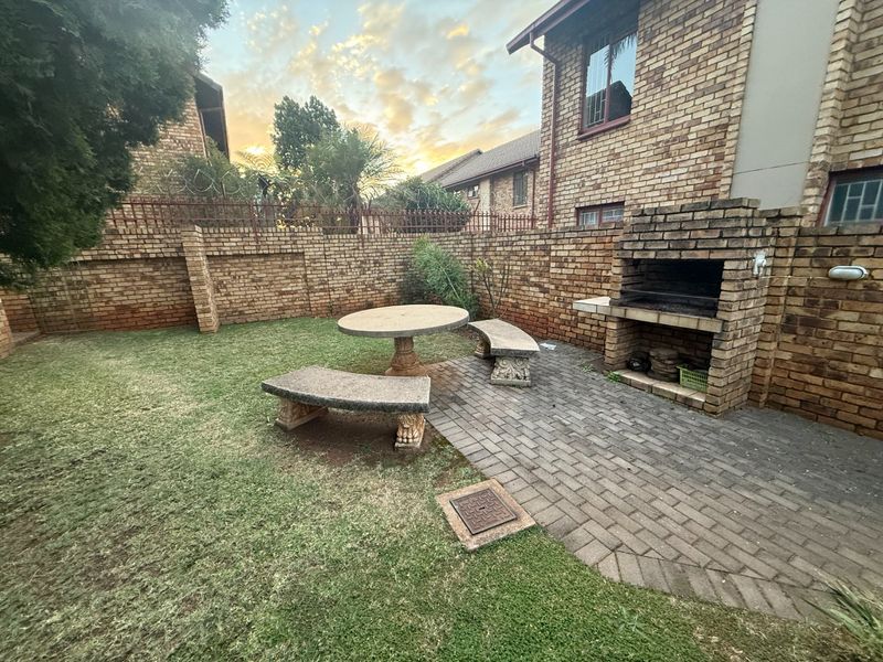 First Floor Apartment with Garden! - Photo 4