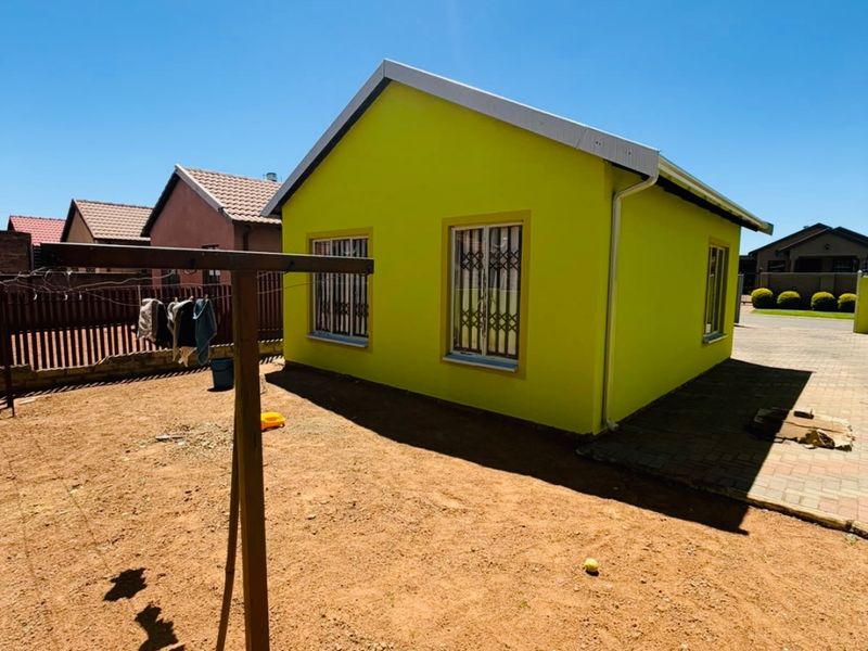 Charming 2 bed Home in Soshanguve with Fibre - Photo 4