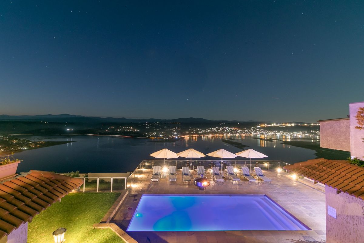An Iconic 5 star Lifestyle Boutique Villa with Exceptional Views and Tuscan Charm. - Photo 2