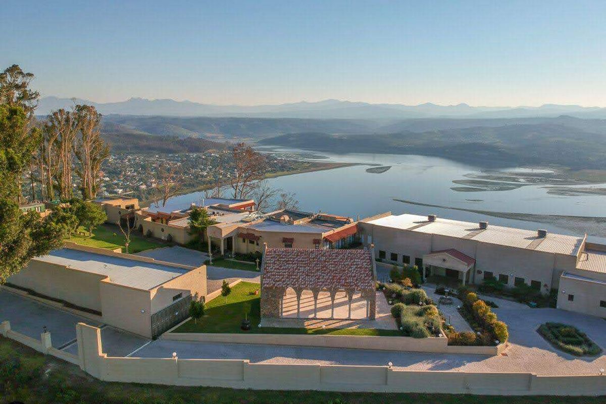 An Iconic 5 star Lifestyle Boutique Villa with Exceptional Views and Tuscan Charm. - Photo 2