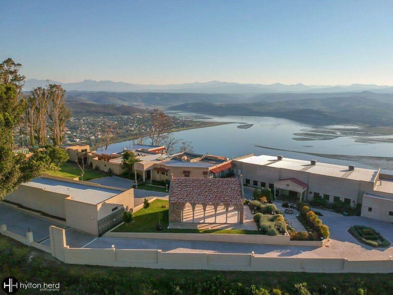 An Iconic 5 star Lifestyle Boutique Villa with Exceptional Views and Tuscan Charm. - Photo 2