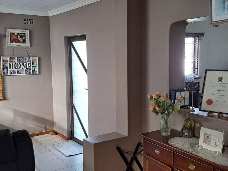 SPACIOUS FAMILY HOME WITH SEPARATE ENTANCE AND SPARKLING POOL SITUATED ON A 439 SQUARE METRE PLOT - Photo 7