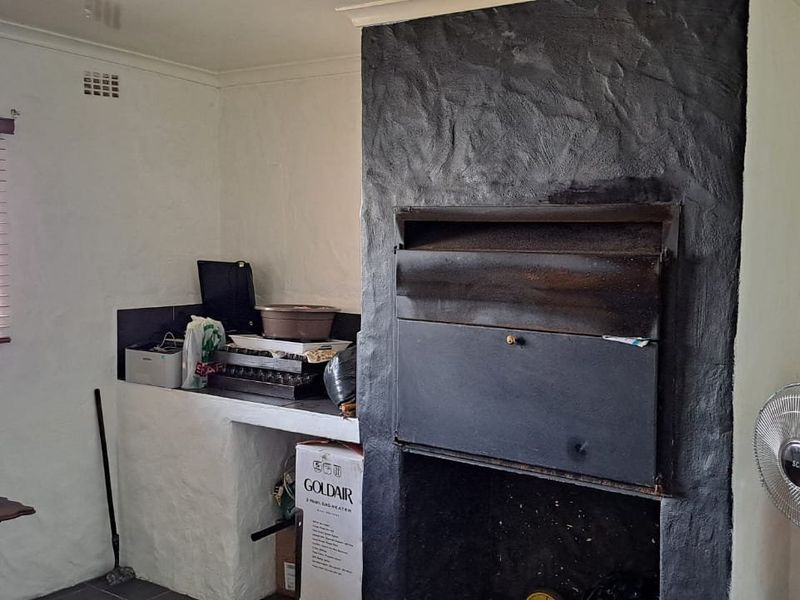 SPACIOUS FAMILY HOME WITH SEPARATE ENTANCE AND SPARKLING POOL SITUATED ON A 439 SQUARE METRE PLOT - Photo 8