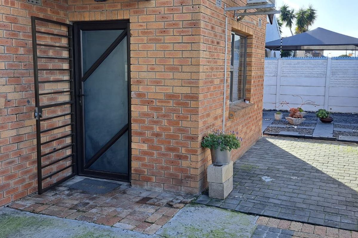 SPACIOUS FAMILY HOME WITH SEPARATE ENTANCE AND SPARKLING POOL SITUATED ON A 439 SQUARE METRE PLOT - Photo 2