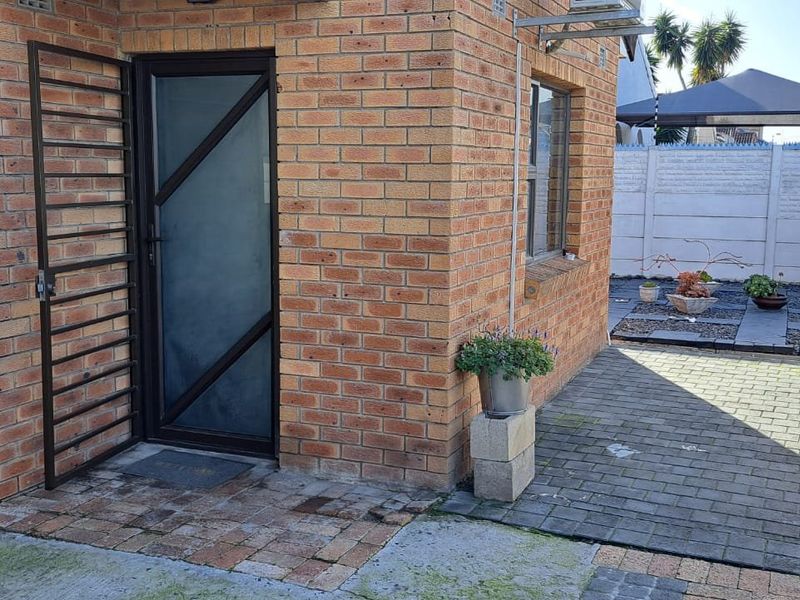 SPACIOUS FAMILY HOME WITH SEPARATE ENTANCE AND SPARKLING POOL SITUATED ON A 439 SQUARE METRE PLOT - Photo 2