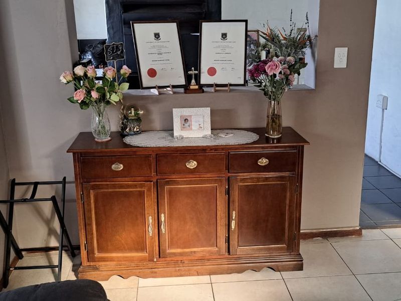 SPACIOUS FAMILY HOME WITH SEPARATE ENTANCE AND SPARKLING POOL SITUATED ON A 439 SQUARE METRE PLOT - Photo 5