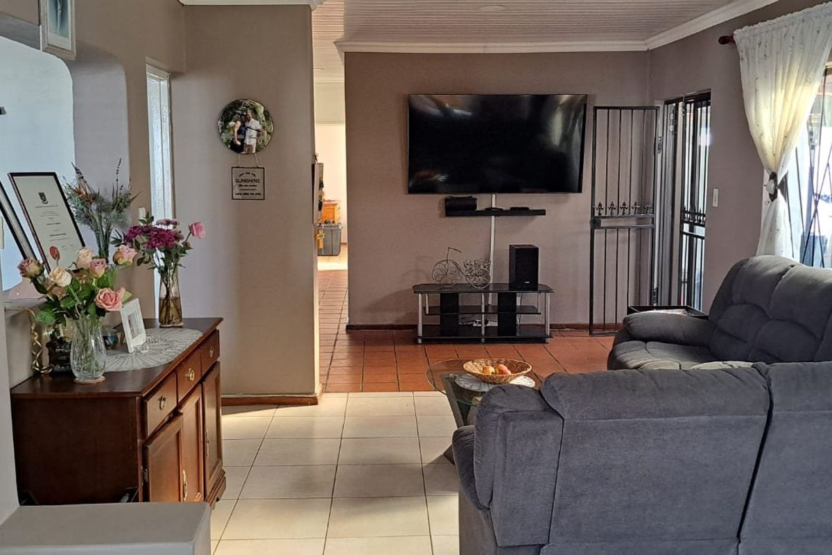 SPACIOUS FAMILY HOME WITH SEPARATE ENTANCE AND SPARKLING POOL SITUATED ON A 439 SQUARE METRE PLOT - Photo 4