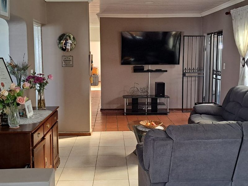 SPACIOUS FAMILY HOME WITH SEPARATE ENTANCE AND SPARKLING POOL SITUATED ON A 439 SQUARE METRE PLOT - Photo 4