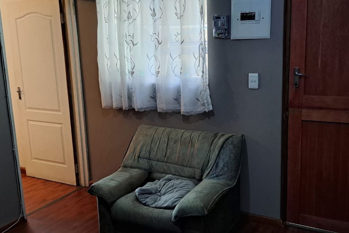 SPACIOUS FAMILY HOME WITH SEPARATE ENTANCE AND SPARKLING POOL SITUATED ON A 439 SQUARE METRE PLOT - Photo 3