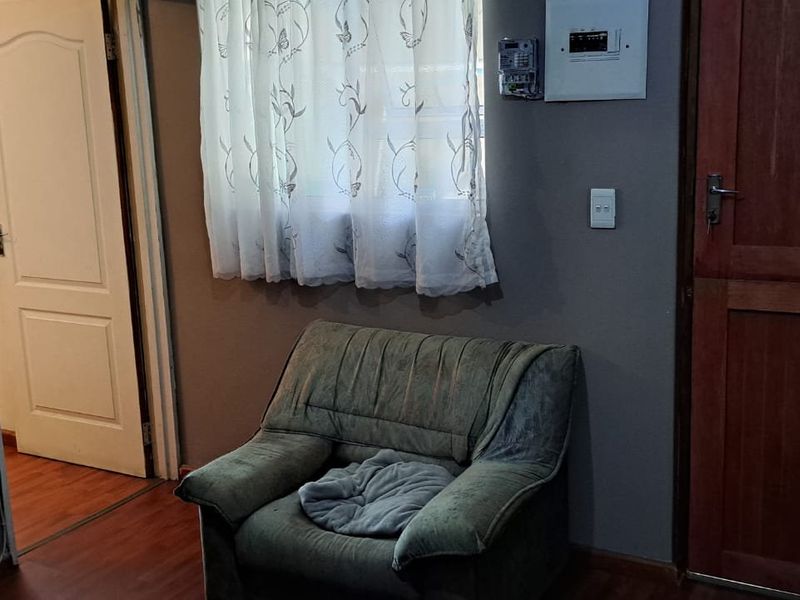 SPACIOUS FAMILY HOME WITH SEPARATE ENTANCE AND SPARKLING POOL SITUATED ON A 439 SQUARE METRE PLOT - Photo 3