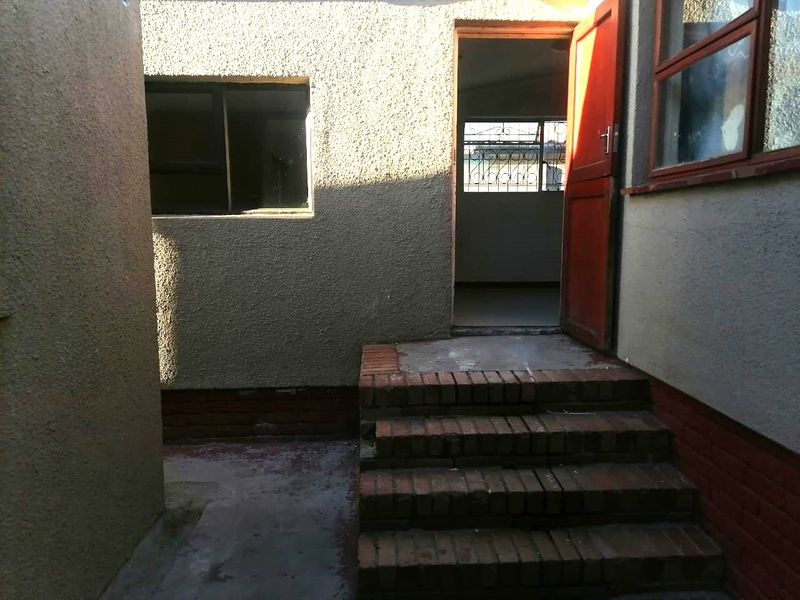 5 Bedroom Home Separated into 4 Income Generating Units - Photo 5