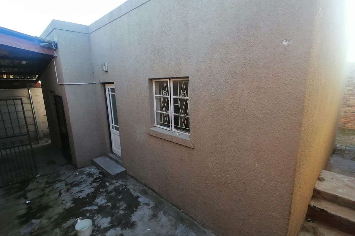 5 Bedroom Home Separated into 4 Income Generating Units - Photo 4