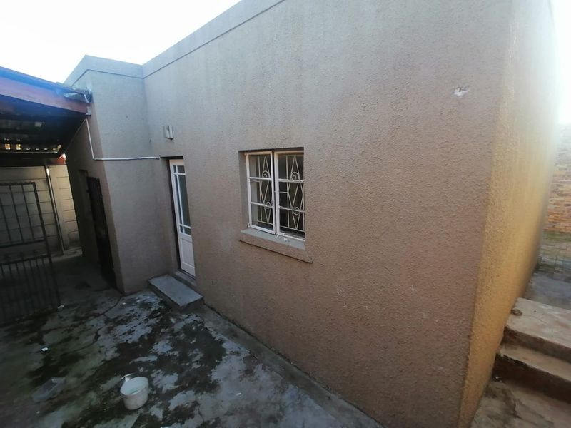 5 Bedroom Home Separated into 4 Income Generating Units - Photo 4