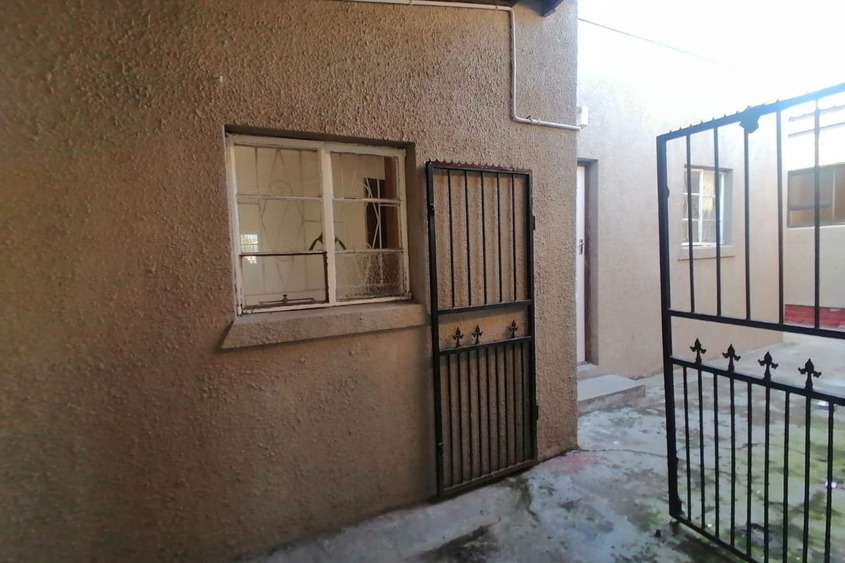 5 Bedroom Home Separated into 4 Income Generating Units - Photo 2